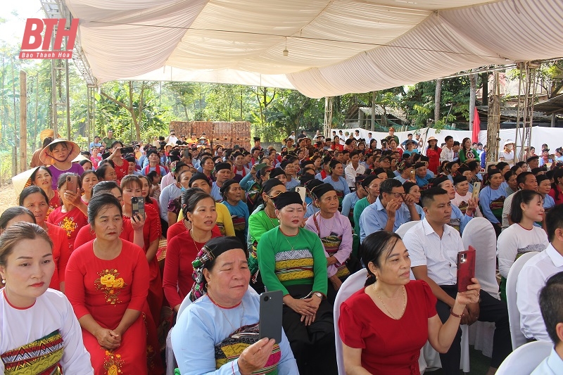 Trưởng Ban Quản lý KTT Nghi Sơn và nhà cái m88 KCN tỉnh Nguyễn Tiến Hiệu dự Ngày hội Đại đoàn kết toàn dân tại Ngọc Lặc