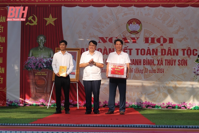 Trưởng Ban Quản lý KTT Nghi Sơn và nhà cái m88 KCN tỉnh Nguyễn Tiến Hiệu dự Ngày hội Đại đoàn kết toàn dân tại Ngọc Lặc