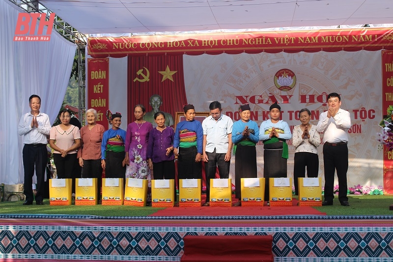 Trưởng Ban Quản lý KTT Nghi Sơn và nhà cái m88 KCN tỉnh Nguyễn Tiến Hiệu dự Ngày hội Đại đoàn kết toàn dân tại Ngọc Lặc