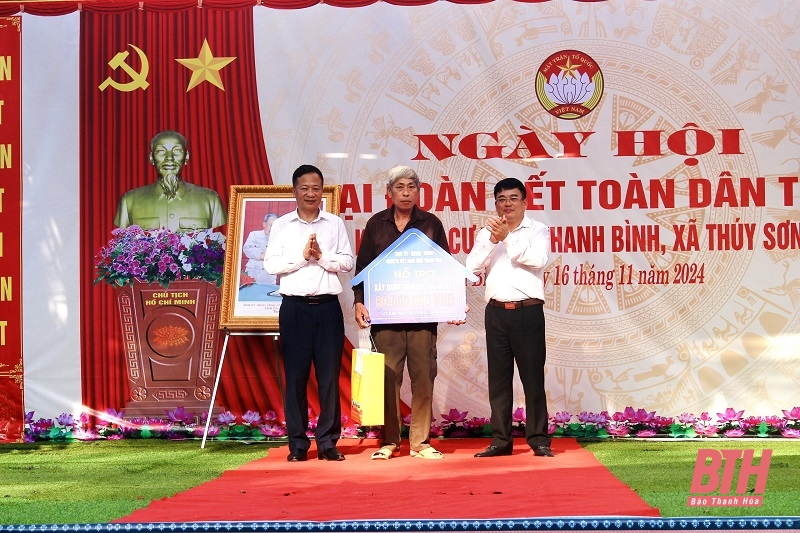 Trưởng Ban Quản lý KTT Nghi Sơn và nhà cái m88 KCN tỉnh Nguyễn Tiến Hiệu dự Ngày hội Đại đoàn kết toàn dân tại Ngọc Lặc