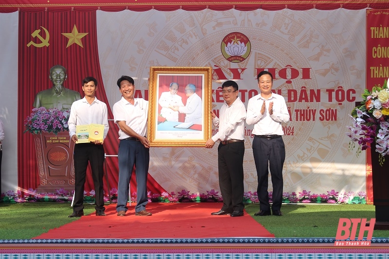 Trưởng Ban Quản lý KTT Nghi Sơn và nhà cái m88 KCN tỉnh Nguyễn Tiến Hiệu dự Ngày hội Đại đoàn kết toàn dân tại Ngọc Lặc