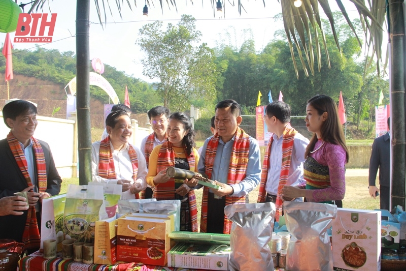 Phó Chủ tịch Thường trực UBND tỉnh Nguyễn Văn Thi dự Ngày hội Đại đoàn kết toàn dân tộc tại Quan Sơn