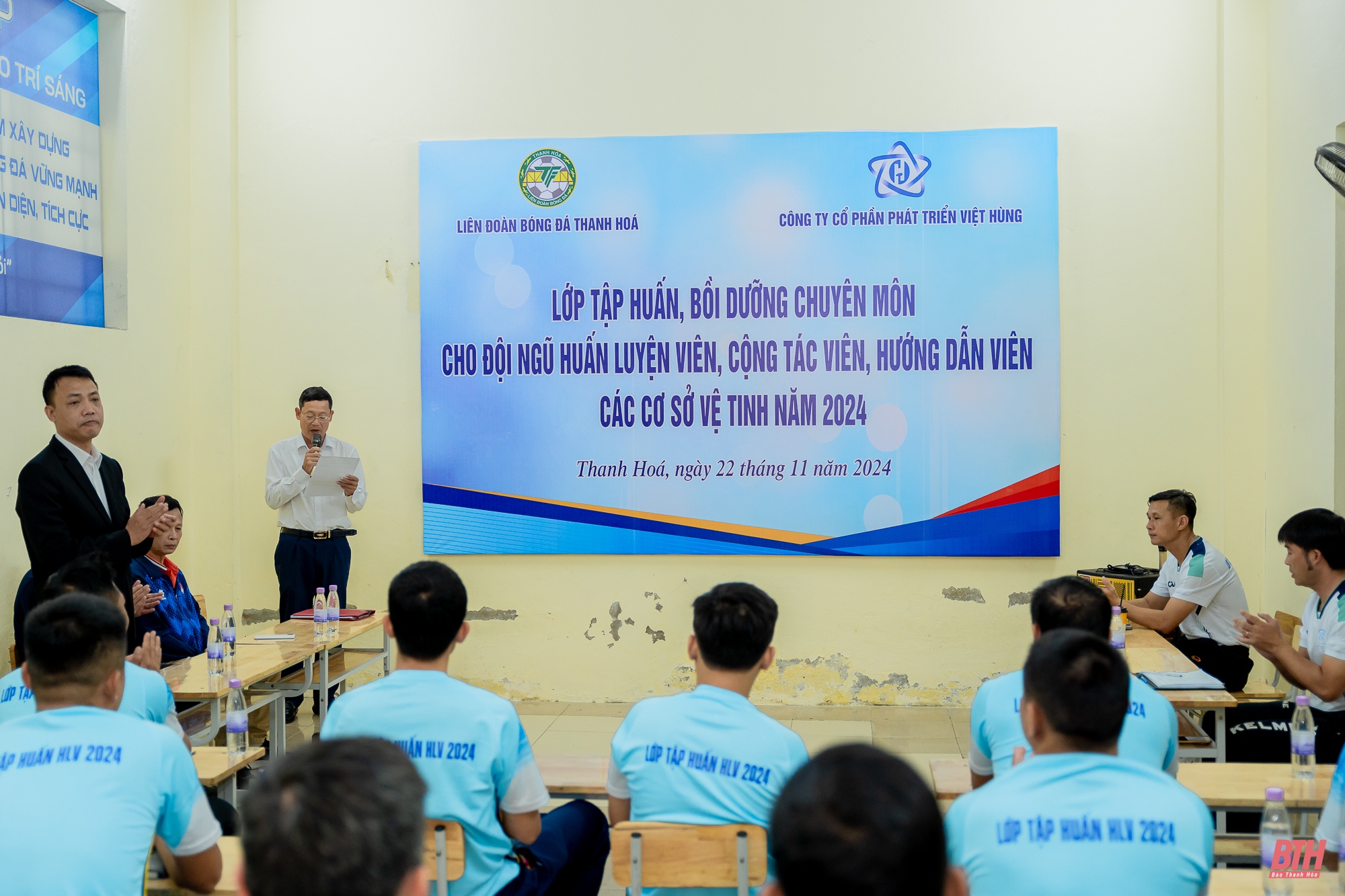 Cựu tuyển thủ Nguyễn Bảo Quân truyền đạt kinh nghiệm tại lớp tập huấn dành cho HLV m m88 cơ sở vệ tinh năm 2024
