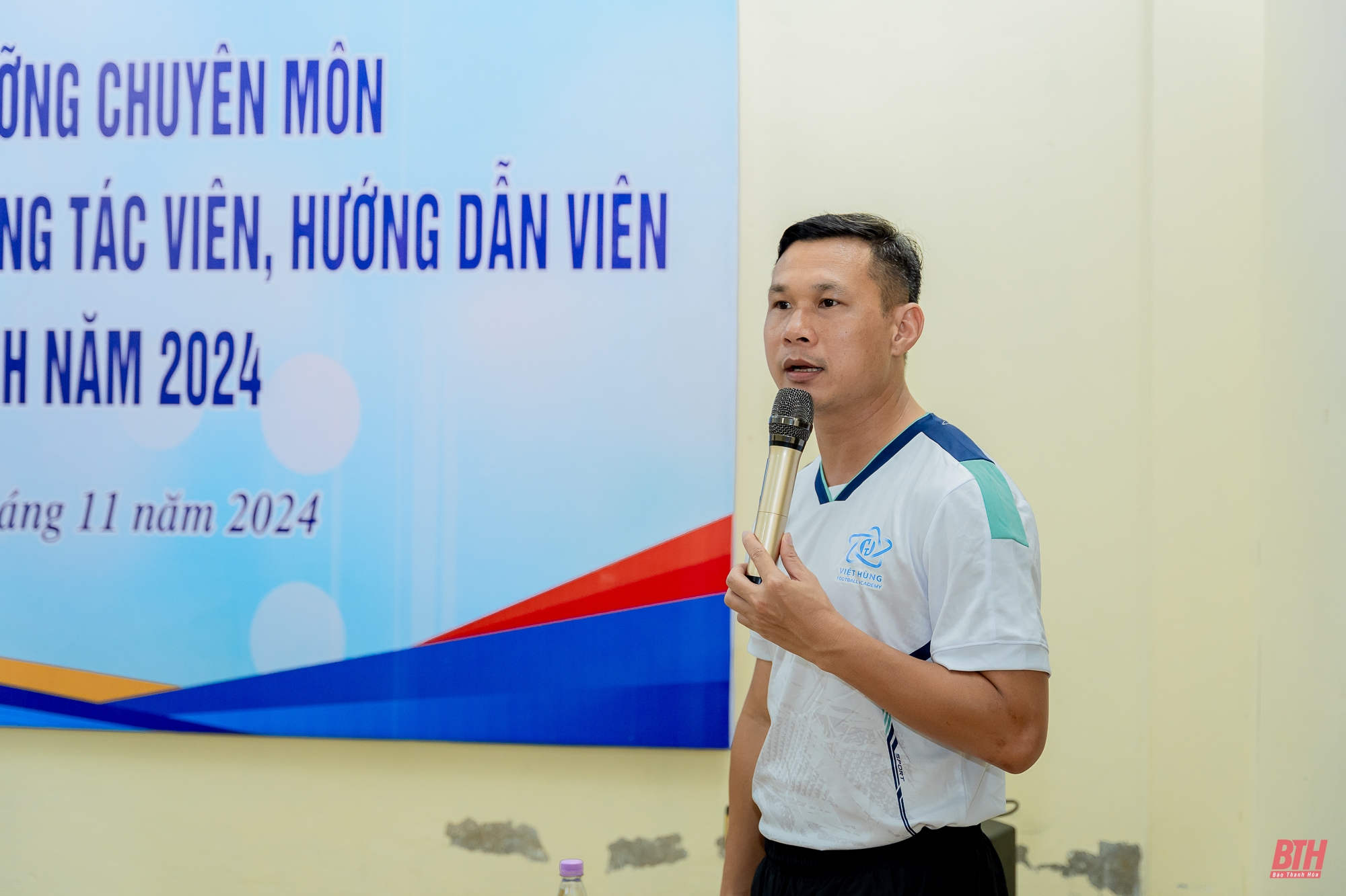 Cựu tuyển thủ Nguyễn Bảo Quân truyền đạt kinh nghiệm tại lớp tập huấn dành cho HLV m m88 cơ sở vệ tinh năm 2024