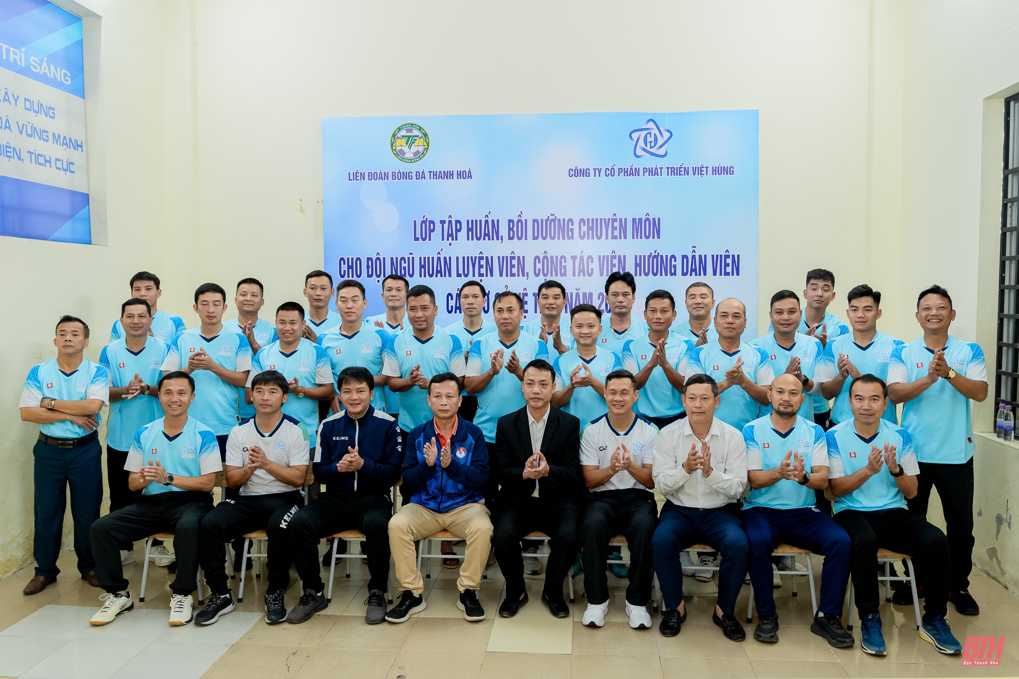 Cựu tuyển thủ Nguyễn Bảo Quân truyền đạt kinh nghiệm tại lớp tập huấn dành cho HLV m m88 cơ sở vệ tinh năm 2024