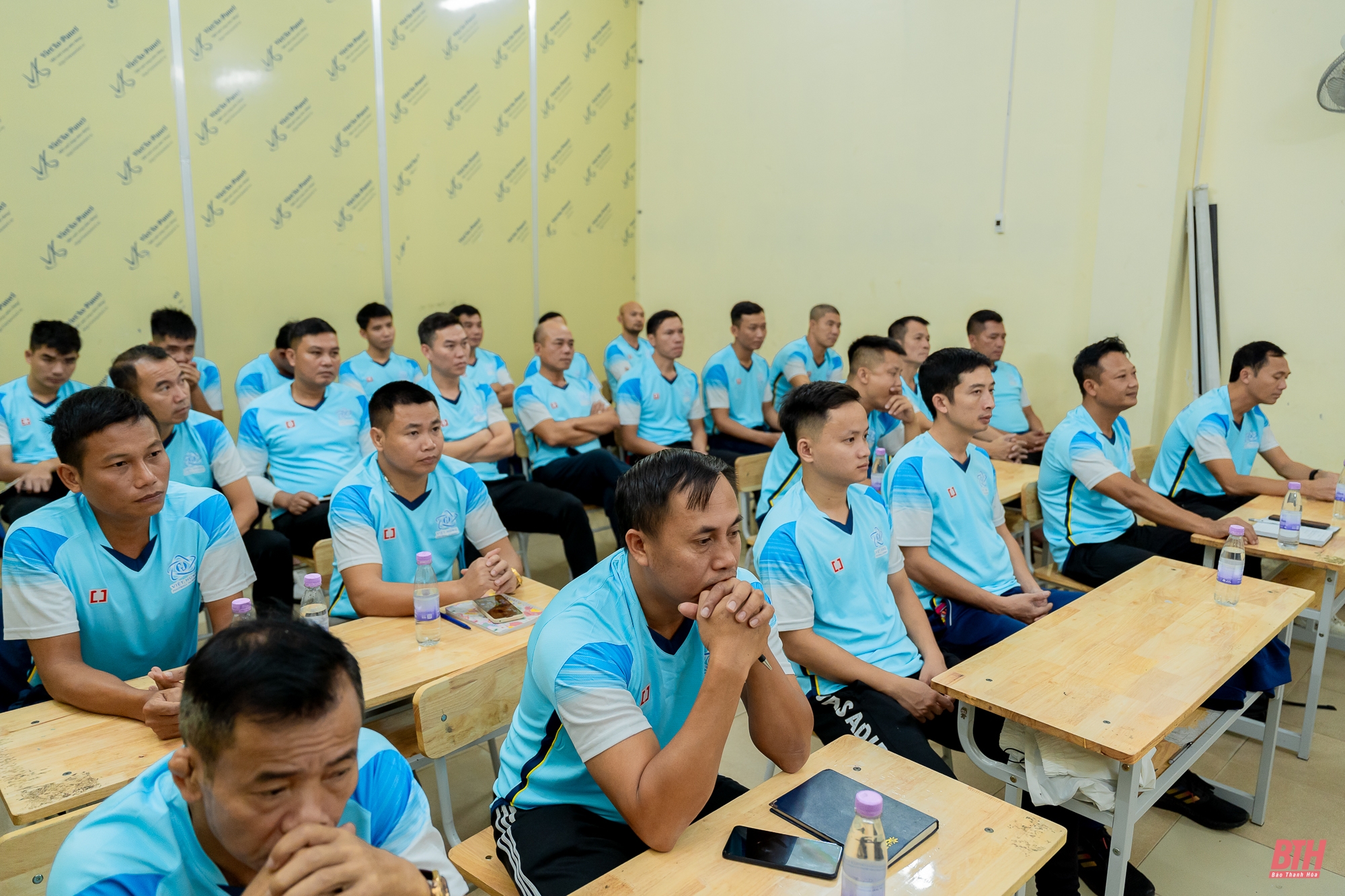 Cựu tuyển thủ Nguyễn Bảo Quân truyền đạt kinh nghiệm tại lớp tập huấn dành cho HLV m m88 cơ sở vệ tinh năm 2024