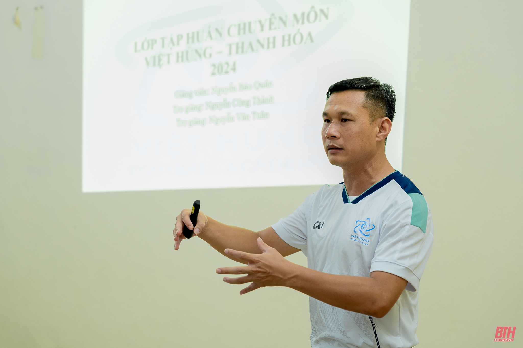 Cựu tuyển thủ Nguyễn Bảo Quân truyền đạt kinh nghiệm tại lớp tập huấn dành cho HLV m m88 cơ sở vệ tinh năm 2024
