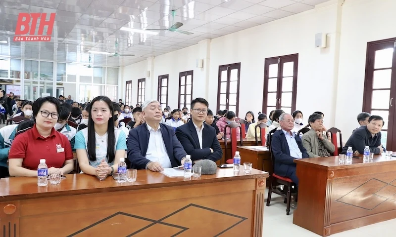 227 học sinh nghèo vượt khó học giỏi nhận học bổng từ Quỹ Thiện Tâm