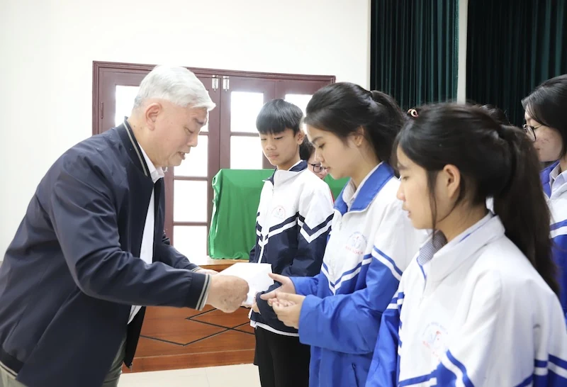 227 học sinh nghèo vượt khó học giỏi nhận học bổng từ Quỹ Thiện Tâm