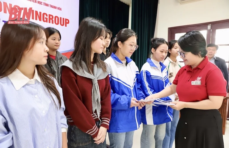 227 học sinh nghèo vượt khó học giỏi nhận học bổng từ Quỹ Thiện Tâm