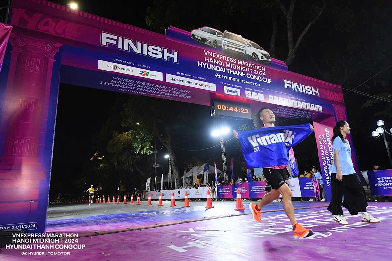 Vinamilk tài trợ “132 kg đạm*” cho 11.000 runner VnExpress Marathon Hà Nội