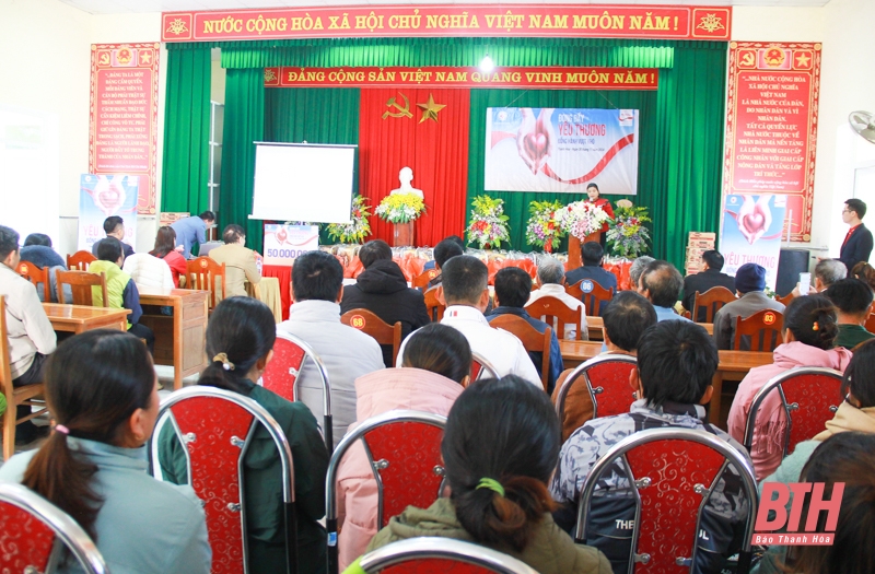 Trao 100 suất quà cho người dân bị ảnh hưởng bởi thiên tai tại huyện Quan Sơn