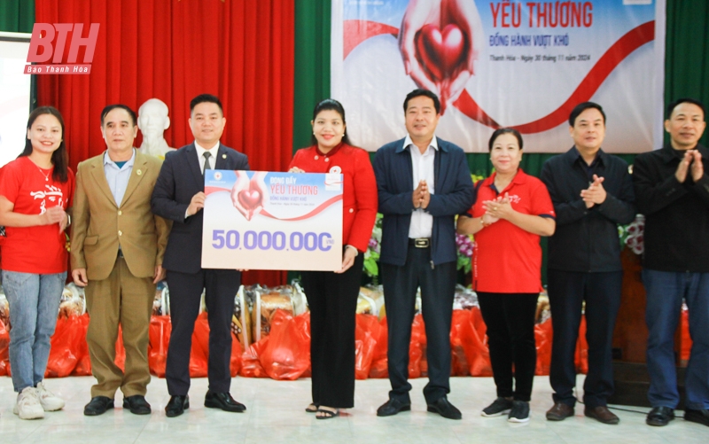 Trao 100 suất quà cho người dân bị ảnh hưởng bởi thiên tai tại huyện Quan Sơn