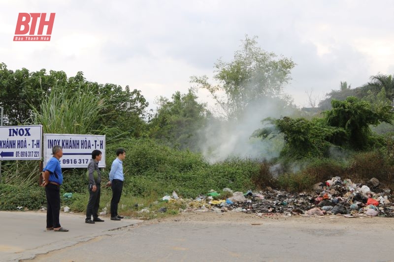 Xử lý rác thải trước cổng chào phố Tân Lập, phường Đông Thọ
