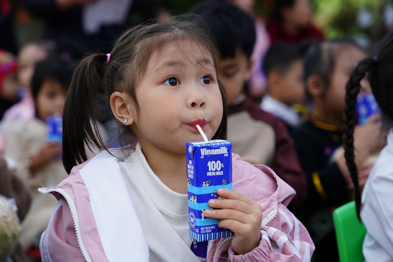 Quỹ sữa Vươn cao Việt Nam mang quà ấm, sữa ngon đến trẻ em vùng cao Tuyên Quang