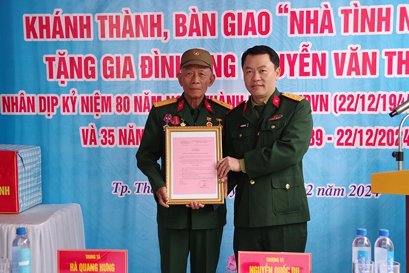 Bàn giao “Nhà tình nghĩa” cho thương binh Nguyễn Văn Thắng 
