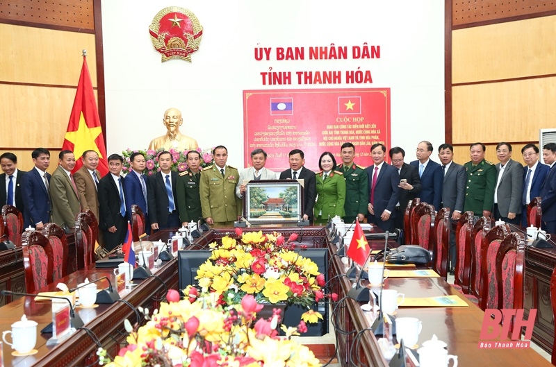 Giao ban công tác đất liền giữa 2 m88 trang chủ Hoá - Hủa Phăn