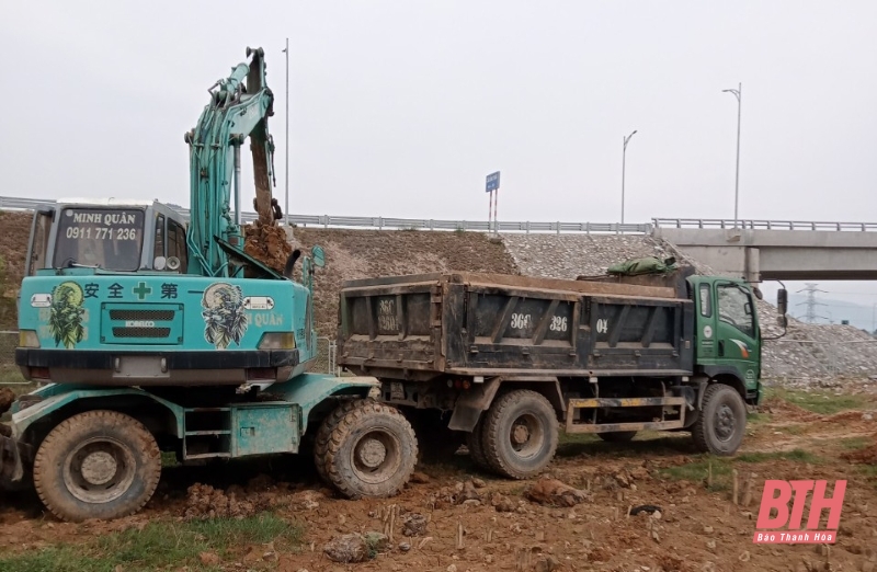 Ngang nhiên đưa máy xúc, xe tải vào m88 the thao đất trái phép sát cao tốc Bắc - Nam
