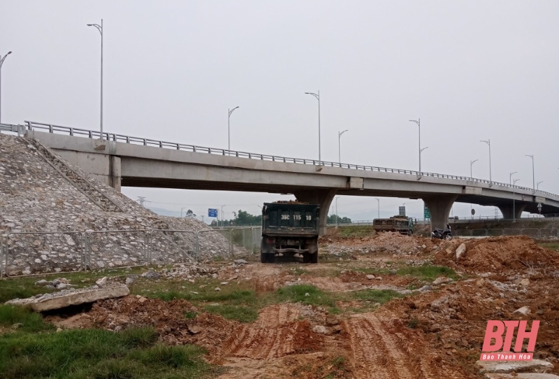 Ngang nhiên đưa máy xúc, xe tải vào m88 the thao đất trái phép sát cao tốc Bắc - Nam