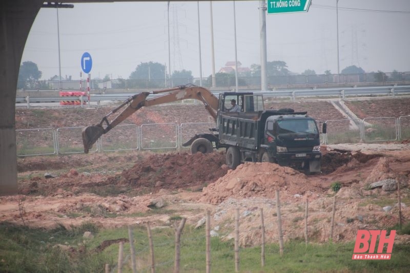 Ngang nhiên đưa máy xúc, xe tải vào m88 the thao đất trái phép sát cao tốc Bắc - Nam