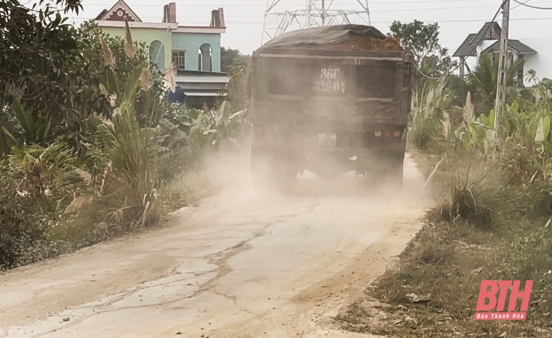 Ngang nhiên đưa máy xúc, xe tải vào m88 the thao đất trái phép sát cao tốc Bắc - Nam