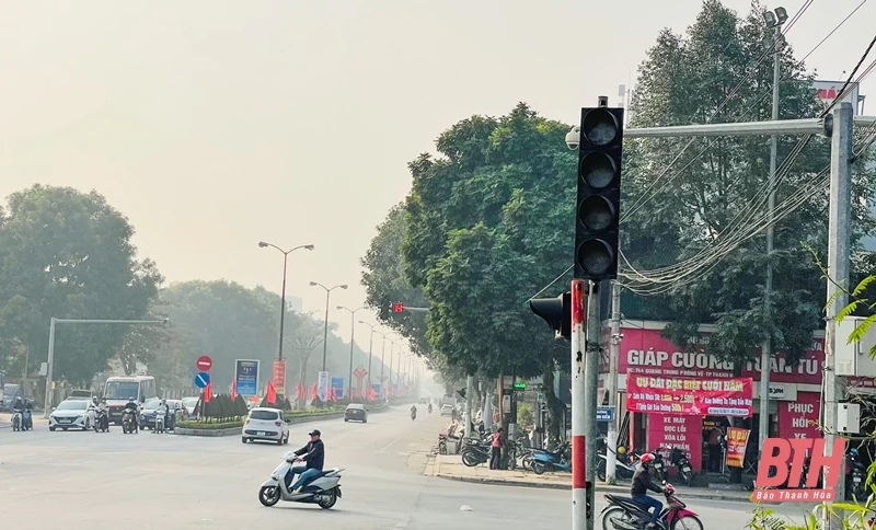 Một số đèn tín hiệu giao thông trên địa bàn TP Thanh Hóa bị che khuất tầm nhìn