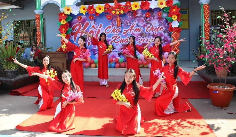 Lan tỏa Tết cổ truyền Việt Nam đến bạn bè Lào