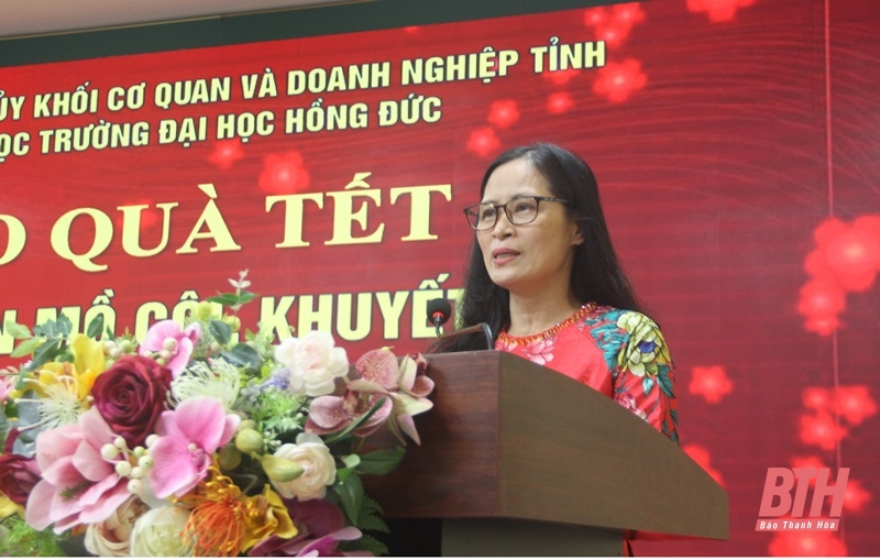 Trao quà tết cho học sinh mồ côi, khuyết tật có hoàn cảnh khó khăn