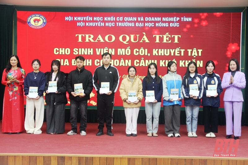 Trao quà tết cho học sinh mồ côi, khuyết tật có hoàn cảnh khó khăn