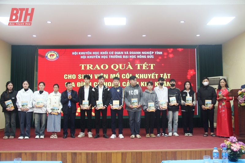 Trao quà tết cho học sinh mồ côi, khuyết tật có hoàn cảnh khó khăn