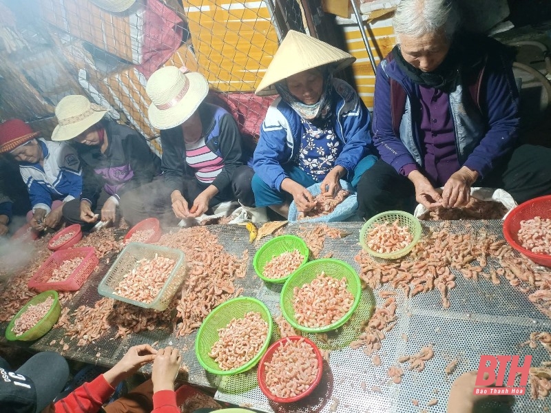 Làng biển Ngư Lộc hối hả chuẩn bị hàng phục vụ tết