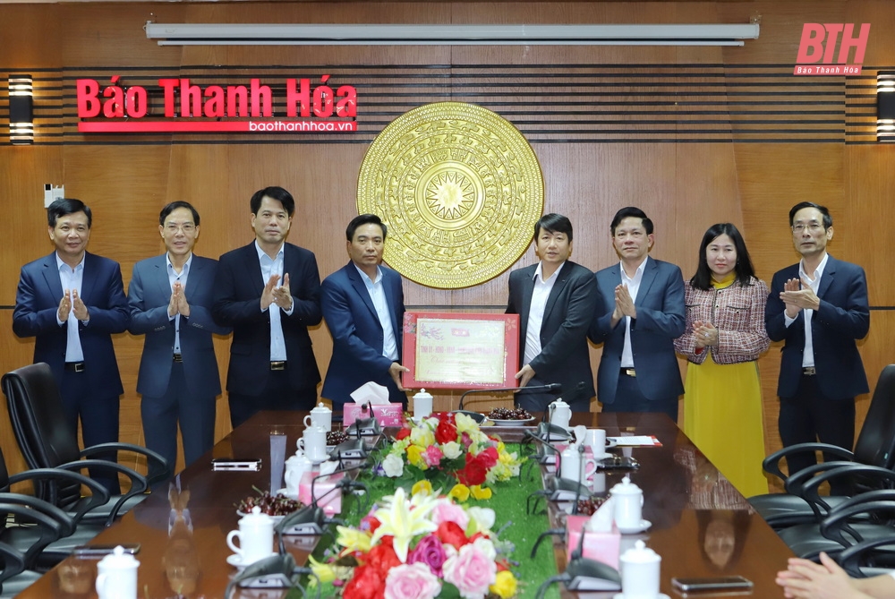 Bí thư Tỉnh ủy Nguyễn Doãn Anh thăm, động viên cán bộ, phóng viên, kỹ thuật viên Báo m88 link mới nhất và Đài Phát thanh - Truyền hình m88 link mới nhất