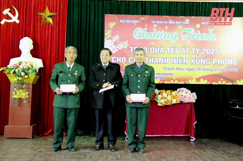 Báo Tiền phong và đơn vị đồng hành trao tặng quà đăng ký m88 cựu TNXP, người có công và các đối tượng bảo trợ xã hội