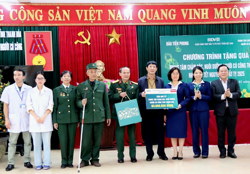 Báo Tiền phong và đơn vị đồng hành trao tặng quà đăng ký m88 cựu TNXP, người có công và các đối tượng bảo trợ xã hội