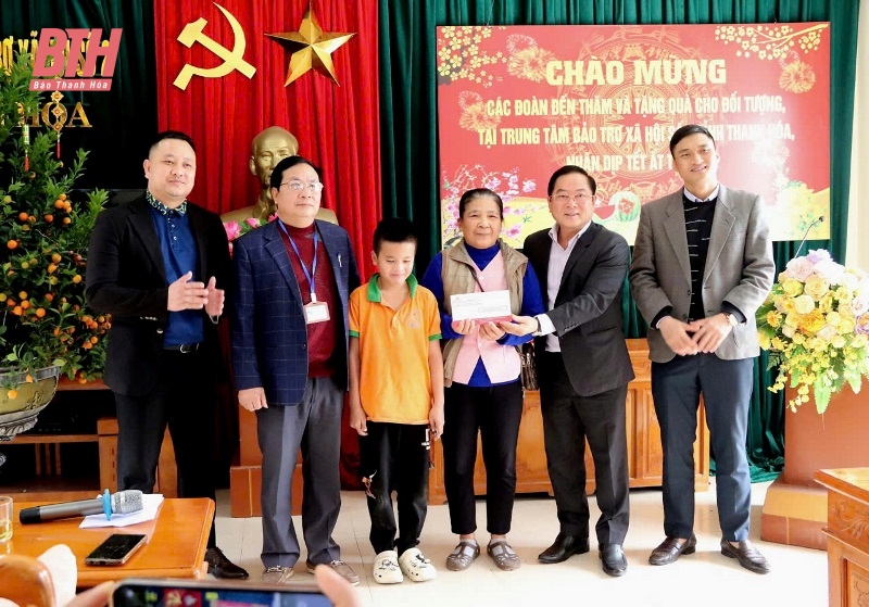 Báo Tiền phong và đơn vị đồng hành trao tặng quà đăng ký m88 cựu TNXP, người có công và các đối tượng bảo trợ xã hội