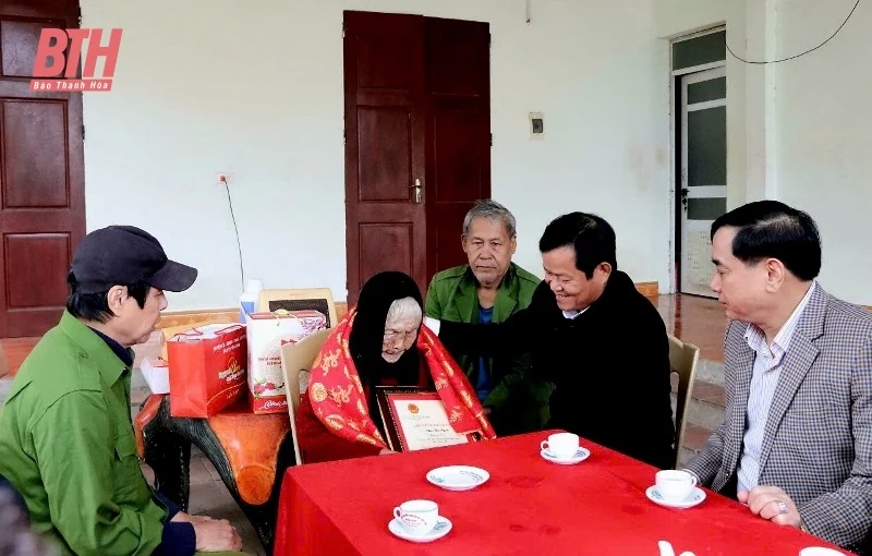 Phó Chủ tịch HĐND tỉnh Nguyễn Quang Hải kiểm tra tình hình sản xuất và tặng quà gia đình chính sách huyện Yên Định