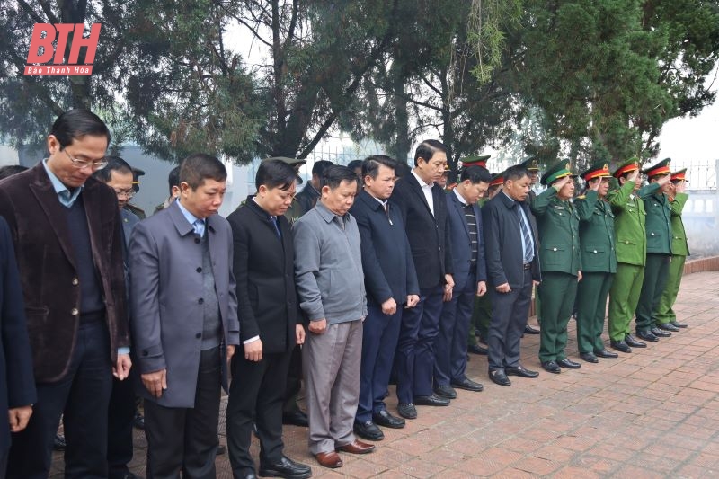 Phó Chủ tịch UBND tỉnh Lê Đức Giang dâng hoa, dâng hương viếng các anh hùng liệt sĩ, tặng quà các gia đình chính sách huyện Mường Lát