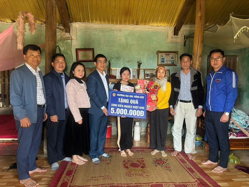 Thăm, tặng quà các gia đình dang nhap m88 có hoàn cảnh đặc biệt khó khăn