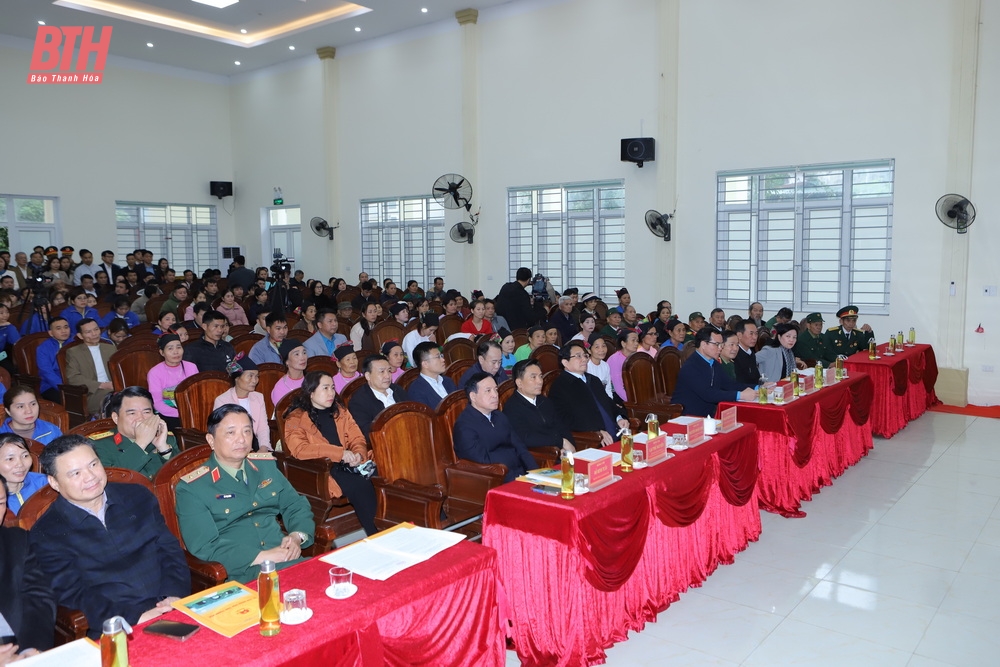 Thủ tướng Chính phủ Phạm Minh Chính tặng quà các gia đình chính sách, hộ nghèo, công nhân, người lao động có hoàn cảnh khó khăn nhân dịp Tết Nguyên đán Ất Tỵ 2025