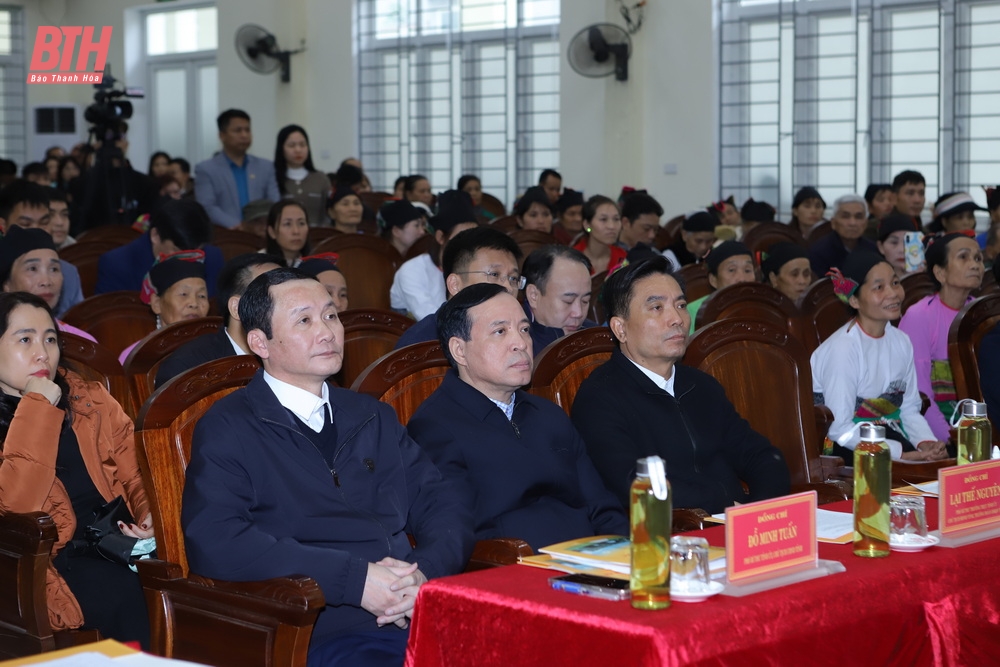 Thủ tướng Chính phủ Phạm Minh Chính tặng quà các gia đình chính sách, hộ nghèo, công nhân, người lao động có hoàn cảnh khó khăn nhân dịp Tết Nguyên đán Ất Tỵ 2025