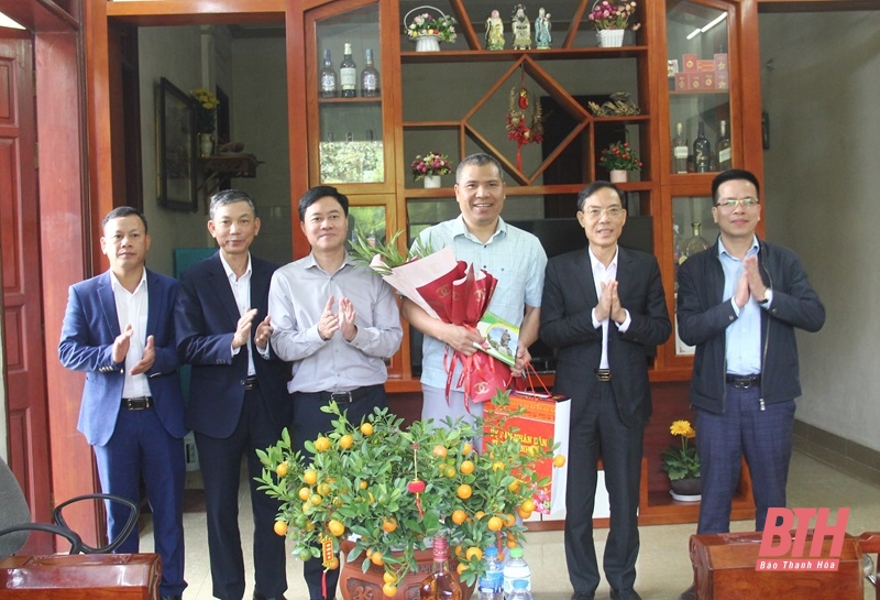 Phó Chủ tịch UBND tỉnh Đầu nhà cái m88 Tùng thăm, chúc Tết các trí thức, văn nghệ sĩ , huấn luyện viên, vận động viên tiêu biểu