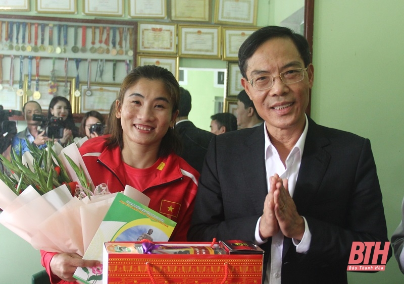 Phó Chủ tịch UBND tỉnh Đầu nhà cái m88 Tùng thăm, chúc Tết các trí thức, văn nghệ sĩ , huấn luyện viên, vận động viên tiêu biểu