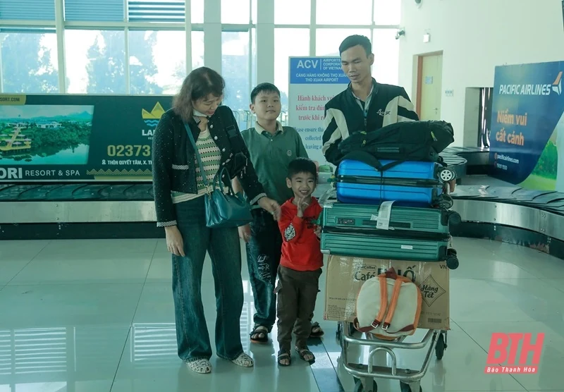 Nhộn nhịp những chuyến bay đưa người xa quê về vui Tết, đón Xuân