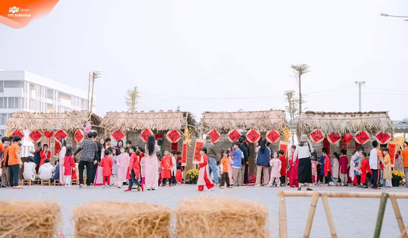 Chương trình “Tết dân gian - Lạt mềm buộc chặt yêu thương” tại FPT School Thanh Hóa