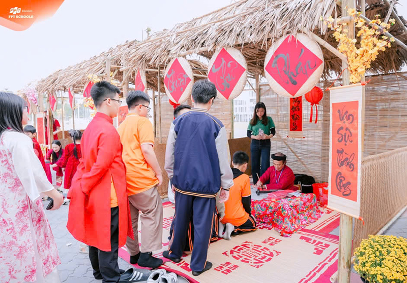 Chương trình “Tết dân gian - Lạt mềm buộc chặt yêu thương” tại FPT School Thanh Hóa