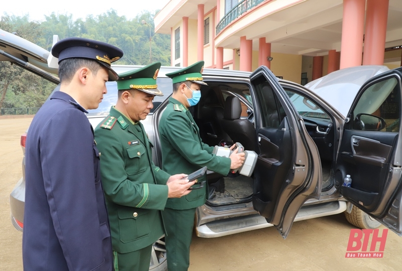 Cơ quan hải quan sử dụng chó nghiệp vụ ngăn chặn ma túy qua Cửa khẩu Quốc tế Na Mèo