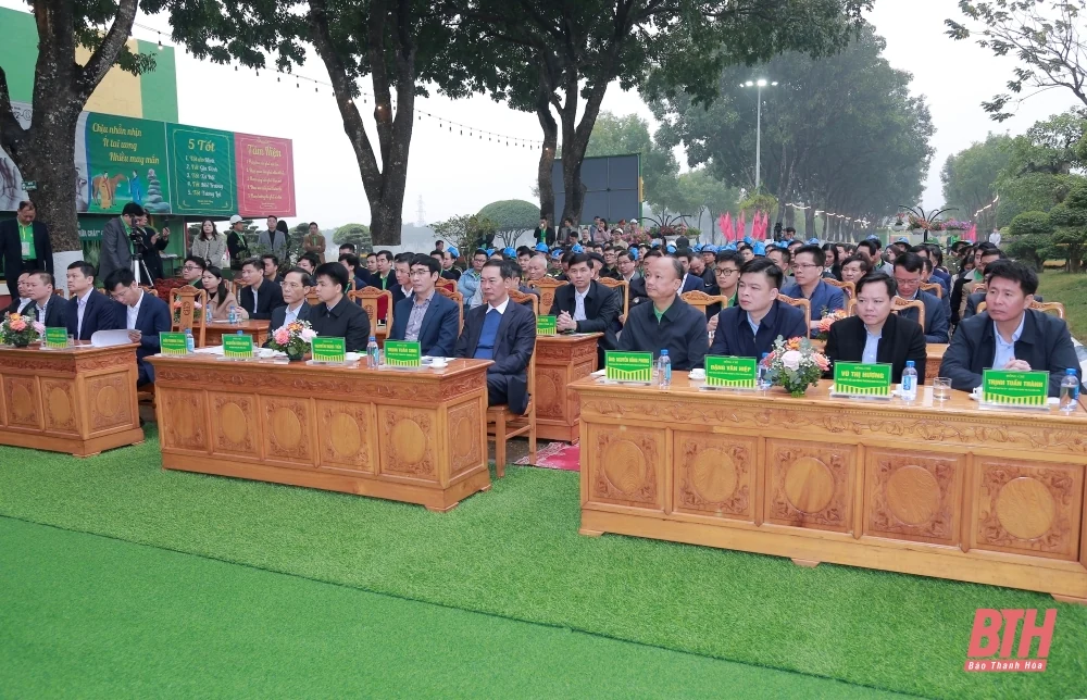 Phó Bí thư Tỉnh ủy Trịnh Tuấn Sinh dự lễ ra quân sản xuất tại Nhà máy dinh dưỡng cây trồng Tiến Nông Bỉm Sơn