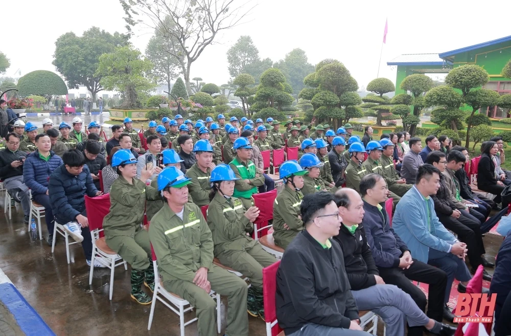 Phó Bí thư Tỉnh ủy Trịnh Tuấn Sinh dự lễ ra quân sản xuất tại Nhà máy dinh dưỡng cây trồng Tiến Nông Bỉm Sơn