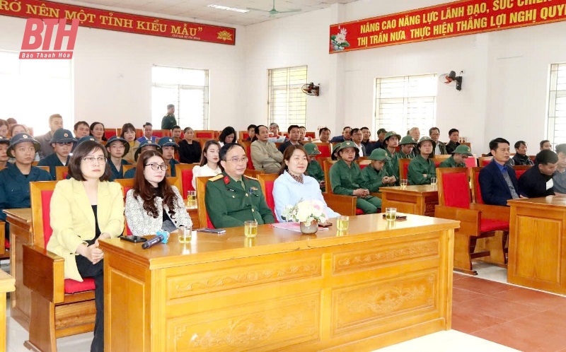 Hội LHPN tỉnh tặng quà cho m88 cá cược thể thao trực tuyến niên nhập ngũ năm 2025