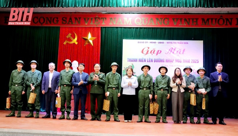 Hội LHPN tỉnh tặng quà cho m88 cá cược thể thao trực tuyến niên nhập ngũ năm 2025